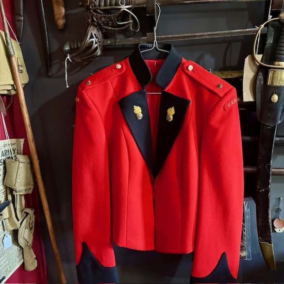 QEII (1953-2022) Female Officers Royal Fusiliers Majors Mess Jacket 1